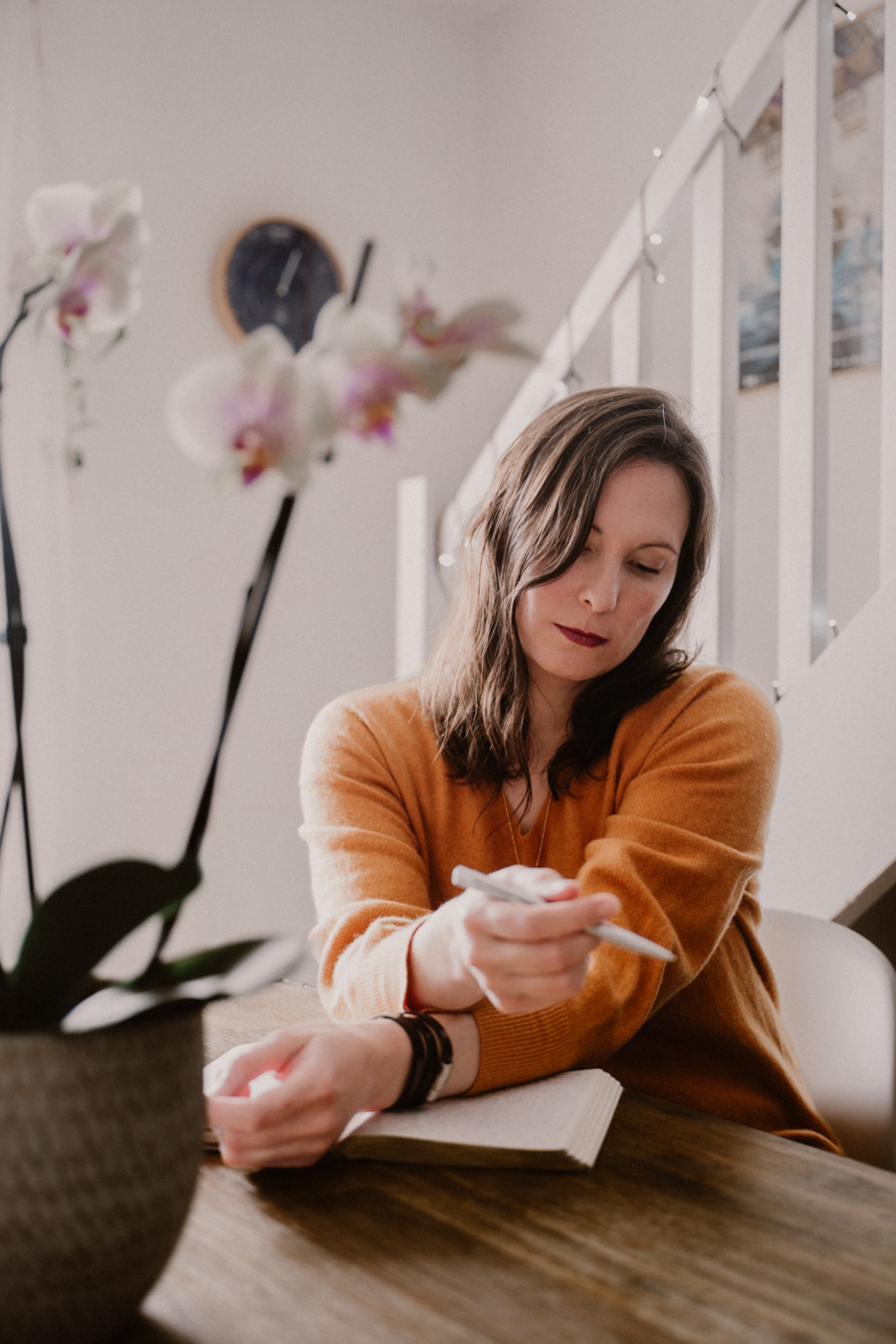 traverser l'année - autoportrait avec un carnet sur une table en intérieur